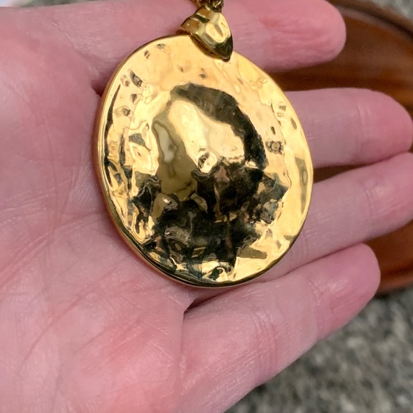 NWT Robert Lee Morris gold tone hammered circle pendant necklace - Picture 5 of 10